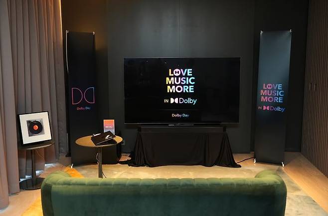 돌비 코리아가 5일 안다즈 서울 강남에서 '돌비 데이'를 개최했다. 돌비 애트모스 기술이 탑재된 삼성전자 TV와 사운드바, 뮤직프레임이 전시돼 있다. ⓒ돌비