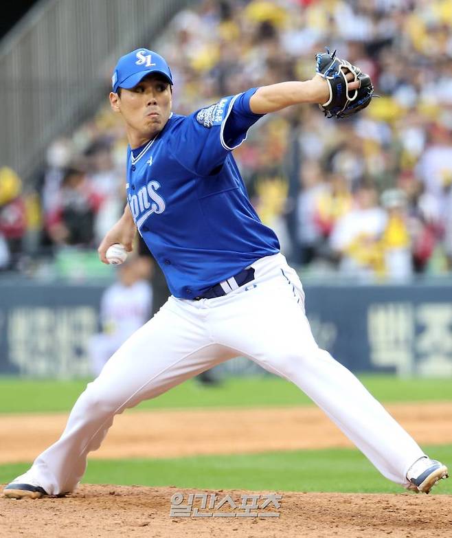 19일 서울 잠실야구장에서 열린 2024 프로야구 KBO 포스트시즌 LG트윈스와 삼성라이온즈의 플레이오프(PO) 4차전 경기가 삼성의 1대 0 승리로 끝나며 시리즈 전적 3대 1로 삼성라이온즈가 한국시리즈에 진출했다. 9회말 마무리 김재윤이 공을 던지고 있다. 잠실=김민규 기자 mgkim1@edaily.co.kr /2024.10.19/