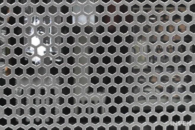 ▲ 가장 이상적인 열 배출 구조로 평가받는 벌집 모양(허니콤 타공)의 통풍구