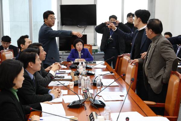 ▲ 9일 국회에서 열린 과학기술정보방송통신위원회 과학기술원자력법안심사소위원회에서 더불어민주당 노종면 의원과 국민의힘 박충권, 이상휘 의원이 비상계엄 사태와 관련 말다툼을 하고 있다. ⓒ연합뉴스