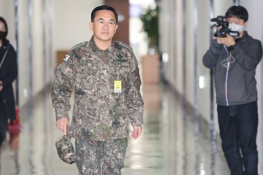 여인형 전 국군방첩사령관이 7일 오전 서울 여의도 국회에서 열린 정보위원회 전체회의에 출석하고 있다. 국회사진기자단