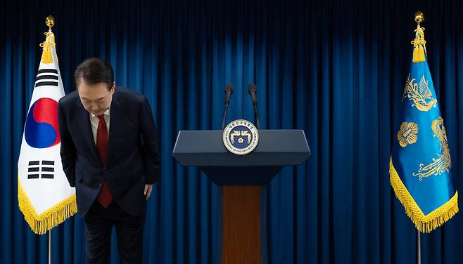 지난 7일 윤석열 대통령이 오전 긴급 담화를 통해 비상계엄에 대해 허리 숙여 사과하고 있다. ⓒ 연합뉴스