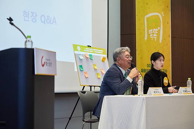 사진설명=배하석 교수가 관절 건강에 관한 청중 질문에 답변하고 있다./사진=신지호 기자