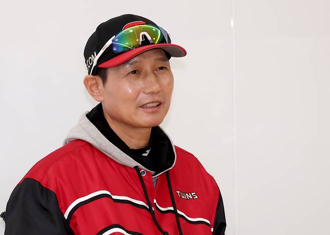 LG 염경엽 감독이 17일 오후 서울 잠실경기장에서 열리는 2024 프로야구 KBO 포스트시즌 LG트윈스와 삼성라이온즈의 플레이오프(PO) 3차전을 앞두고 취재진과 인터뷰를 하고 있다. 잠실=김민규 기자 mgkim1@edaily.co.kr /2024.10.17/