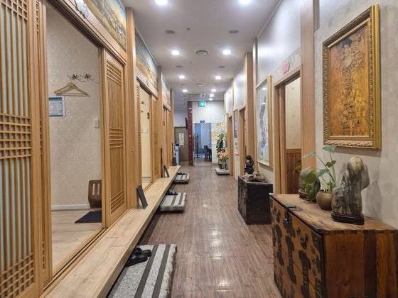 9일 오후 1시 50분쯤 비어있는 서울 영등포구 여의도동 한정식집 내부. 사장 강모(59·여)씨는 ″계엄 선포 다음날인 수요일부터 예약이 줄줄이 취소됐다″고 말했다.