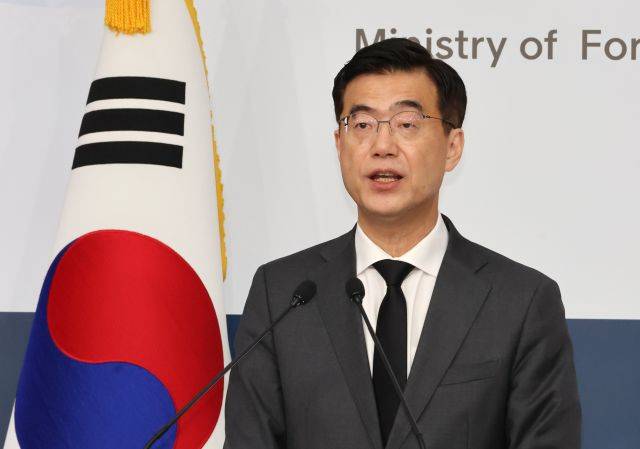 외교부 이재웅 대변인이 10일 서울 종로구 정부서울청사 별관에서 정례브리핑을 하고 있다. 연합뉴스