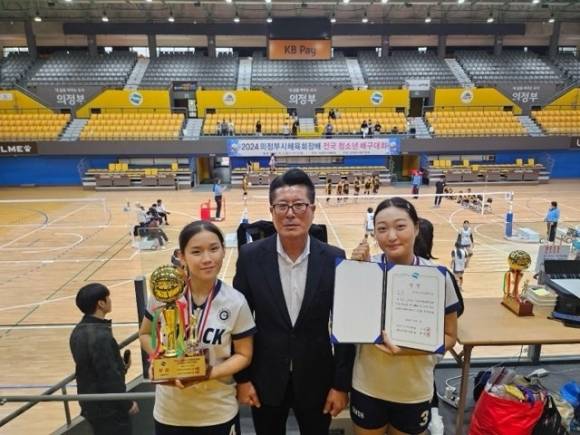 고양 경기영상과학고등학교 여자배구부 ‘어택’의 주장 김사랑(왼쪽)과 민규빈(오른쪽)이 지난달 6일 2024 의정부체육회장배 전국 청소년 배구대회에서 우승한 뒤 대회 관계자에게 축하받는 모습. 어택은 창단 2년 만에 고양시대회와 경기도대회 학교스포츠클럽 여고부 2연패를 달성했다. 경기영상과학고 제공