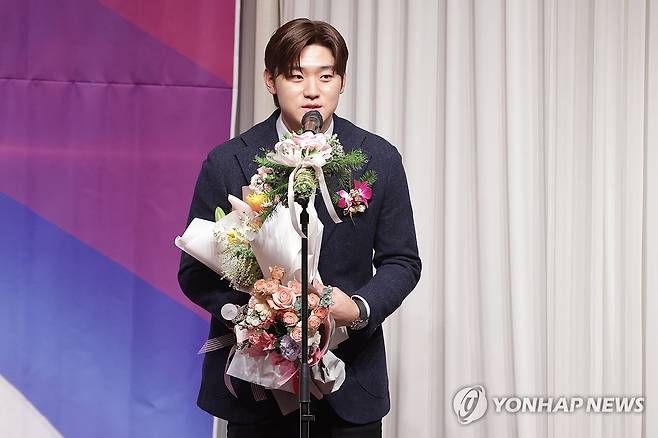 수상 소감 말하는 김도영 (서울=연합뉴스) 강민지 기자 = KIA 타이거즈 김도영이 10일 오전 서울 강남구 리베라호텔에서 열린 '2024 뉴트리디데이 일구상 시상식'에서 최고 타자상 수상 소감을 말하고 있다. 2024.12.10 mjkang@yna.co.kr