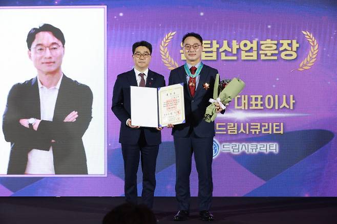 범진규 드림시큐리티 대표(오른쪽)가 11일 서울 강남구 코엑스에서 열린 ‘2024 벤처·창업진흥 유공 포상 수여식’에서 은탑산업훈장을 받은 뒤 김성섭 중소벤처기업부 차관과 기념 촬영을 하고 있다.(사진=중소벤처기업부)