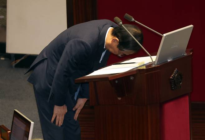 한덕수 국무총리가 11일 오후 비상계엄 사태 관련 국회 대정부 질문에서 지난 3일 윤석열 대통령의 계엄 선포를 막지 못한 것을 사과하고 있다. /연합뉴스