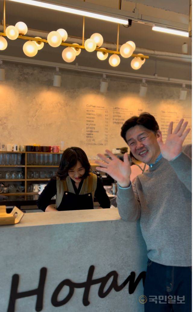 유튜브 물어목사 채널 운영자인 서정모(오른쪽) 목사가 11일 경기도 남양주시 한 카페에서 홍보 영상을 촬영하고 있다. 서정모 목사 제공