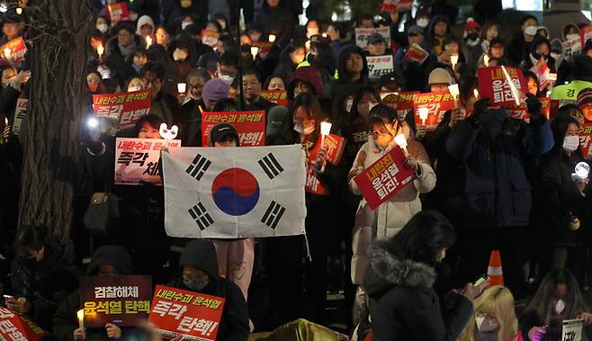 지난 6일 서울 여의도 국회의사당 앞에서 열린 촛불집회에 참가한 시민들이 윤석열 대통령 퇴진을 촉구하고 있다. 뉴시스