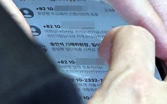 안철수 국민의힘 의원이 11일 오후 서울 여의도 국회에서 열린 제419회국회(임시회) 제1차 본회의 윤석열 대통령 위헌적 비상계엄 선포 내란행위 관련 긴급현안질문에서 휴대폰 문자를 확인하고 있다. 사진=아이뉴스24 제공