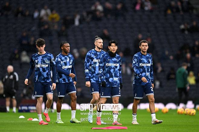 ▲ 손흥민은 팀 내 젊은 선수들의 롤모델이자 멘토로서도 중요한 역할을 맡고 있다. ‘골드 앤 게스트 토트넘’ 팟캐스트에서 토트넘 전담 기자 알레스디어 골드는 “아치 그레이가 토트넘의 콘텐츠에 자주 등장하며 손흥민, 벤 데이비스, 프레이저 포스터 같은 경험 많은 선수들과 함께 있는 모습이 눈에 띈다. 이는 젊은 선수들이 많은 것을 배우는 데 도움이 된다”고 말했다. 이어 조 로든이 손흥민에게 아치 그레이를 돌봐달라고 부탁했다는 이야기를 들었다. 손흥민이 그 요청을 받아들였고, 이는 그레이가 팀에 빠르게 적응하는 데 큰 도움이 됐다”고 밝혔다. 토트넘이 최소 3년을 바라보는 어린 선수들로 팀을 구성했는데 손흥민이 구심점 역할을 맡은 셈이다