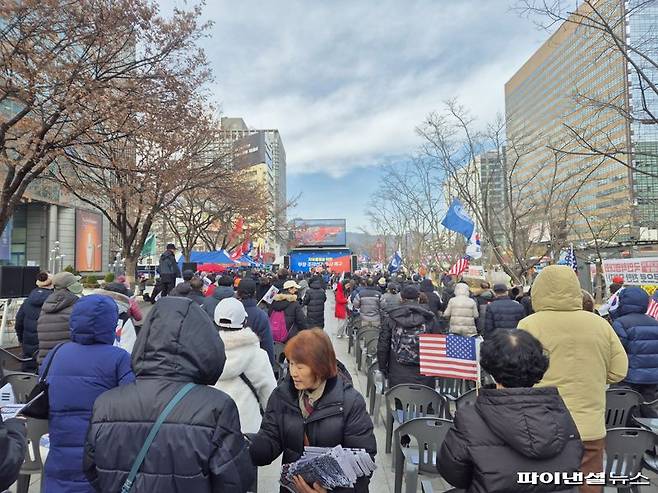 12일 오후 안보시민단체가 세종대로에서 윤석열 대통령의 탄핵 반대 집회를 가지고 있다. 사진=김동규 기자