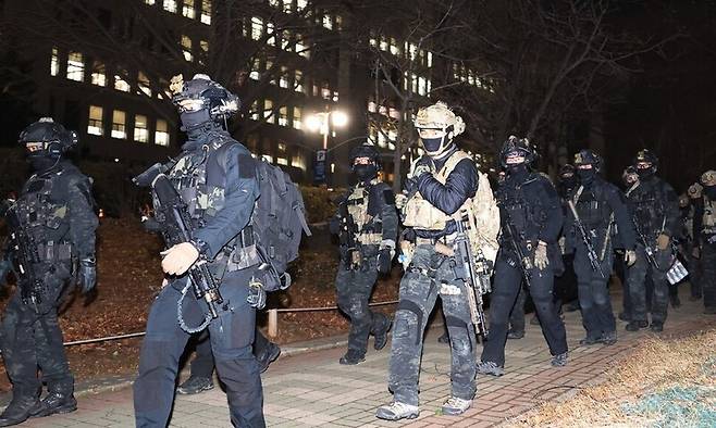 국회 본회의에서 비상계엄 해제를 의결한 지난 4일 새벽 군 병력이 국회에서 철수하고 있다. 연합뉴스