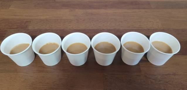 6개의 소주잔에 나눠 담은 커피믹스