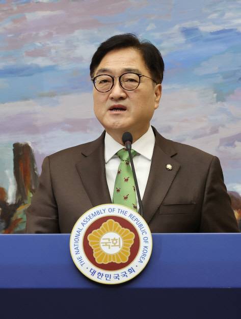 우원식 국회의장이 11일 오전 서울 여의도 국회에서 윤석열 대통령의 비상계엄 선포와 관련해 국회 국정조사권 발동에 대한 기자회견을 하고 있다. 연합뉴스