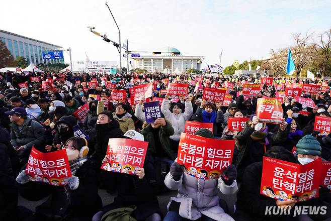 지난 7일 오후 서울 여의도 국회 앞에서 열린 '내란죄 윤석열 퇴진! 국민주권 실현! 사회대개혁! 범국민촛불대행진'에서 참가자들이 구호를 외치고 있다. 사진=박효상 기자