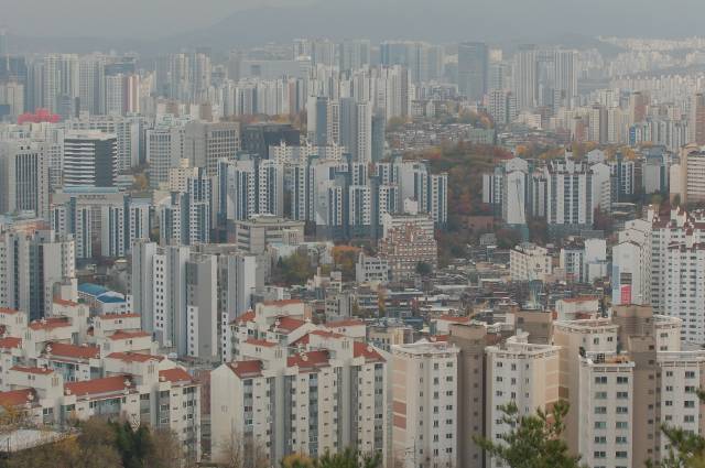 서울 인왕산에서 바라본 서울 시내 아파트 모습. 연합뉴스