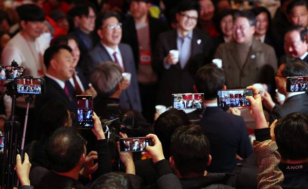 ▲ 한동훈 국민의힘 전 비상대책위원장의 유세 현장을 촬영하는 시민들과 유튜버들. ⓒ연합뉴스