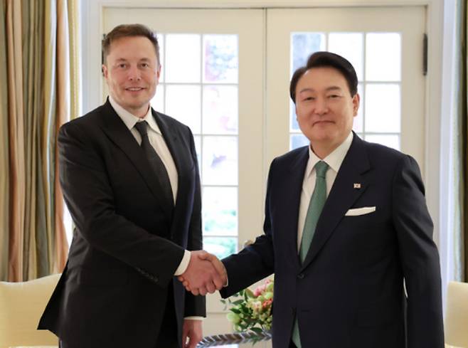 일론 머스크 테슬라 최고경영자(CEO)가 극비리에 방한해 윤석열 대통령과 만났다는 가짜뉴스가 유튜브에 확산하고 있다. 사진은 윤 대통령이 미국 국빈 방문 중 워싱턴 '블레어하우스'에서 일론 머스크 테슬라 최고경영자를 접견한 모습. /사진=뉴시스