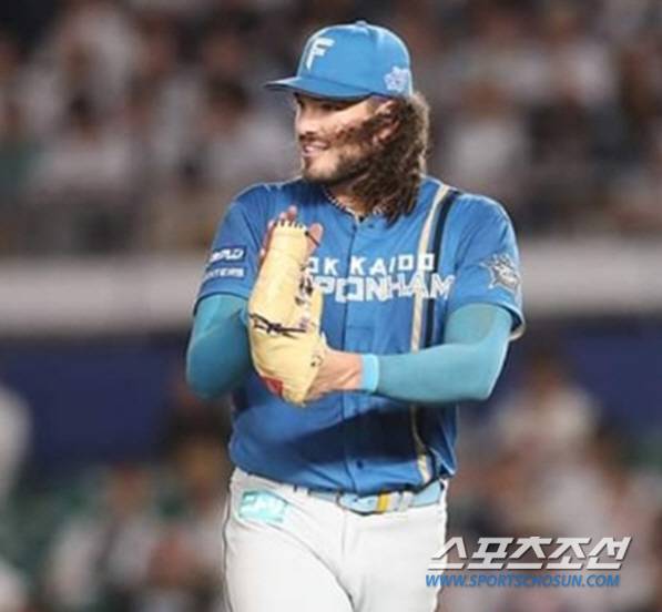 니혼햄 소속이던 2022년 소프트뱅크를 상대로 노히트 노런을 달성한 폰세. 니혼햄이 홈구장으로 사용했던 삿포로돔에서 나온 유일한 노히트 노런이다. 사진캡처=니혼햄 파이터스 SNS