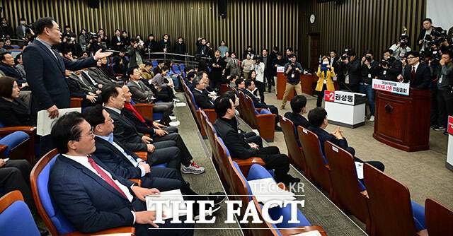 12일 오전 서울 여의도 국회에서 열린 국민의힘 '원내대표 선출 의원총회'에서 한동훈 국민의힘 대표(오른쪽)가 총회 직전에 발표된 윤석열 대통령의 대국민 담화를 비판하자 임종득 의원(왼쪽)이 반발하며 항의하는 모습. /남윤호 기자