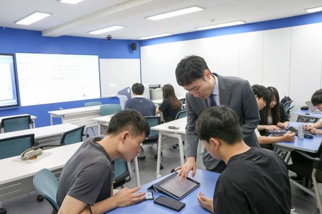 오세준 홍익대 수학교육과 교수가 과학동아AiR를 활용해 작성한 수학 교과 수업계획안을 살펴보고 있다. 과학동아 제공