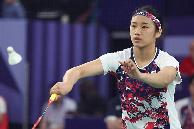 <yonhap photo-6271=""> 배드민턴 안세영, 28년 만의 단식 결승 (파리=연합뉴스) 김인철 기자 = 5일(현지시간) 프랑스 파리 포르트드 라 샤펠 아레나에서 열린 2024 파리올림픽 배드민턴 여자 단식 결승전에서 한국 안세영이 중국 허빙자오를 상대하고 있다. 2024.8.5 yatoya@yna.co.kr/2024-08-05 18:02:28/ <저작권자 ⓒ 1980-2024 ㈜연합뉴스. 무단 전재 재배포 금지, AI 학습 및 활용 금지></yonhap>