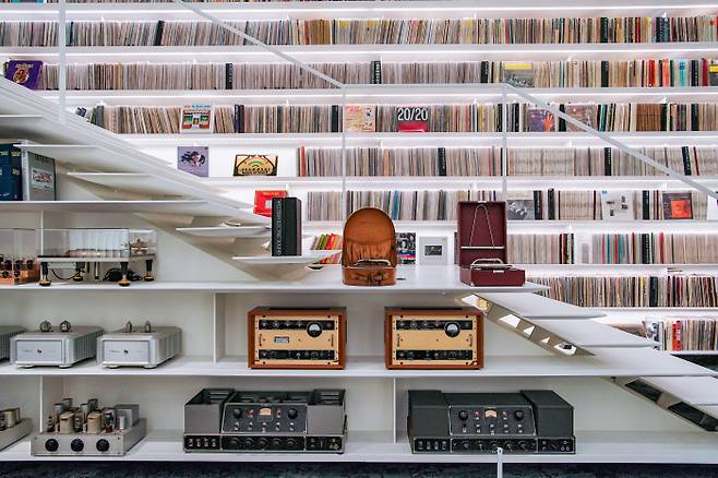청음회가 열리는 오디움의 라운지. 10만장이 넘는 바이닐 레코드와 1만장 이상의 CD가 압도적인 분위기를 자아낸다.