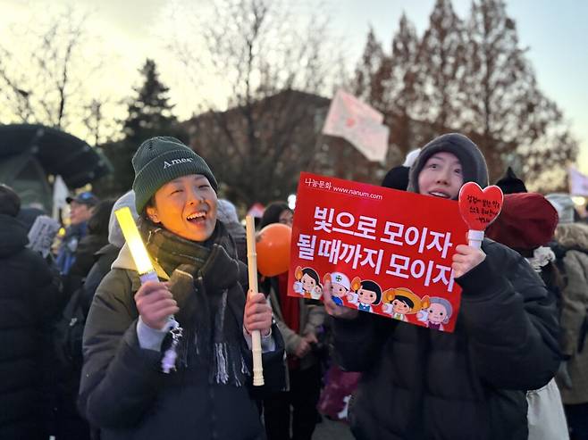 14일 윤석열 대통령에 대한 탄핵소추안이 가결되자 아이돌 그룹 '소녀시대'의 노래 《다시 만난 세계》를 열창하는 모습 ⓒ시사저널 정윤경