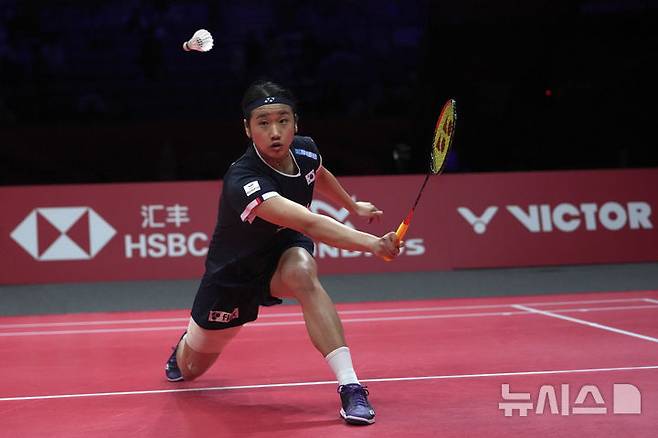 안세영이 중국 항저우에서 열린 세계배드민턴연맹(BWF) HSBC 월드투어 파이널스 여자 단식 준결승에서 왕즈이와 경기를 치르고 있다. /사진=뉴시스