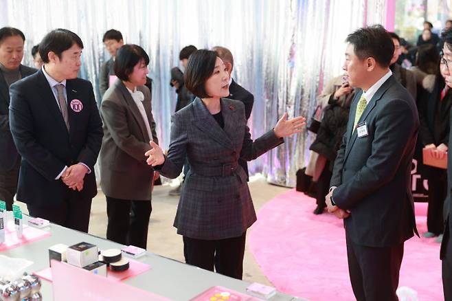 오영주 중소벤처기업부 장관이 13일 서울 종로구 누디트 익선에서 개최된 ‘K-뷰티·푸드 어워즈’에 참석해 K-뷰티존을 둘러보고 있다.(사진=중소벤처기업부)