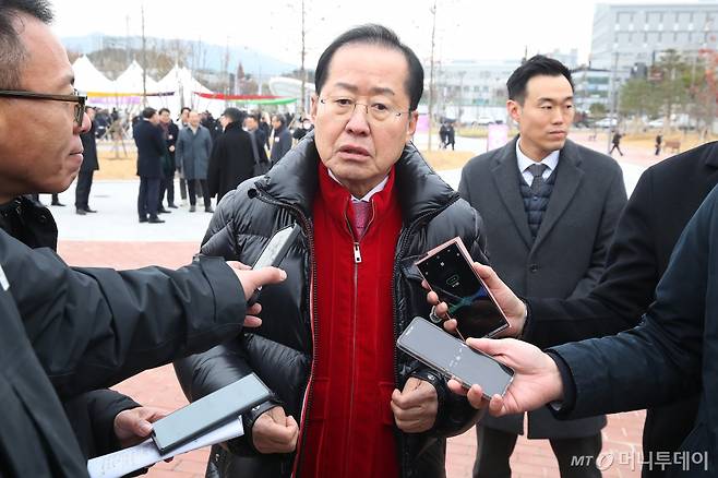 (대구=뉴스1) 공정식 기자 = 홍준표 대구시장이 윤석열 대통령 2차 탄핵소추안 표결을 하루 앞둔 13일 오전 대구 서구 서대구역에서 열린 대경선(대구경북선) 광역철도 개통식을 마친 뒤 취재진 질문에 답하고 있다. 2024.12.13/뉴스1 Copyright (C) 뉴스1. All rights reserved. 무단 전재 및 재배포, AI학습 이용 금지. /사진=(대구=뉴스1) 공정식 기자