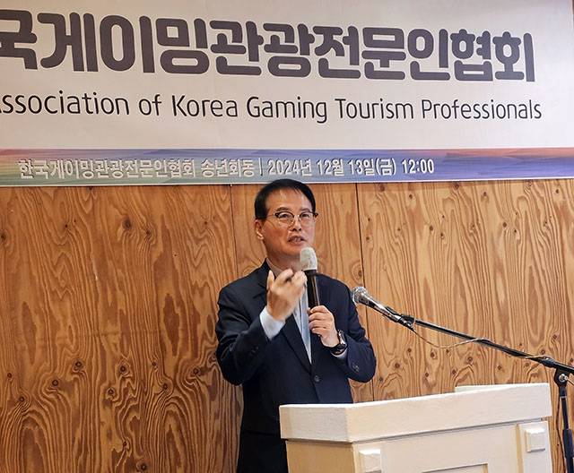 ▲지난 13일 서울 용산 기와한정식에서 열린 한국게이밍관광전문인협회 송년 임시총회에서 오승균 미래융합연구원 대표 겸 한국직업능력교류협회 이사장이 카지노 관광활성화에 AI 접목이 필요하다는 특강을 실시하고 있다. ⓒ프레시안