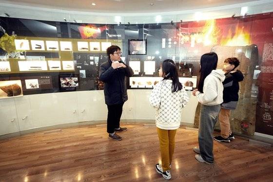 한민호(맨 왼쪽) 학예연구원이 소중 학생기자단에게 인류의 철 생산 기술 변천사를 설명했다.