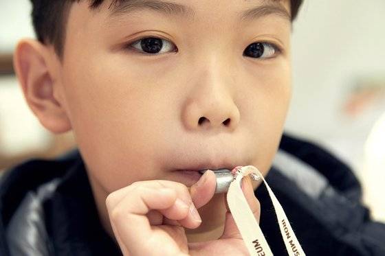 변우빈 학생기자가 연철로 호루라기를 만들어 손으로 구부릴 수 있을 정도의 무른 성질을 가진 연철의 특성을 살폈다.
