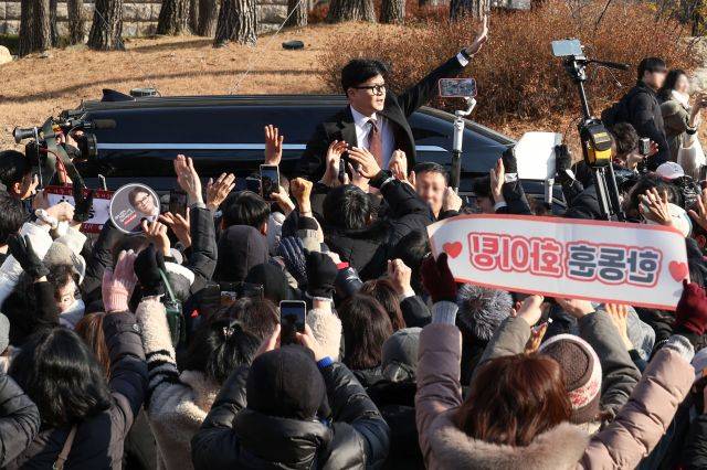 국민의힘 한동훈 대표가 16일 서울 여의도 국회에서 당대표 사퇴 관련 기자회견을 마치고 지지자들과 인사하고 있다. 국회사진기자단