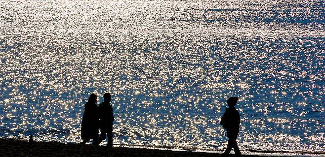 햇살이 바다 위로 쏟아지자 물결 하나하나가 은하수처럼 반짝입니다. 하늘과 바다가 하나가 되어 마치 서로 이야기를 속삭이는 것 같습니다. 이승환 기자