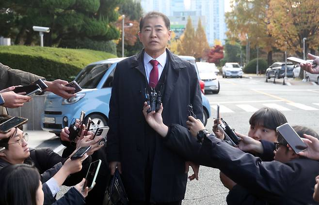 정치 브로커 명태균 씨 변호인 남상권 변호사가 19일 오전 경남 창원시 성산구 창원지방검찰청(창원지검)에서 취재진 질문에 답하고 있다. 연합뉴스