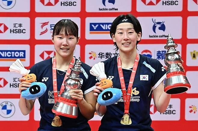 'HSBC 세계배드민턴연맹(BWF) 월드 투어 파이널 2024' 여자 복식 우승을 차지한 백하나(왼쪽)-이소희. AFP=연합뉴스