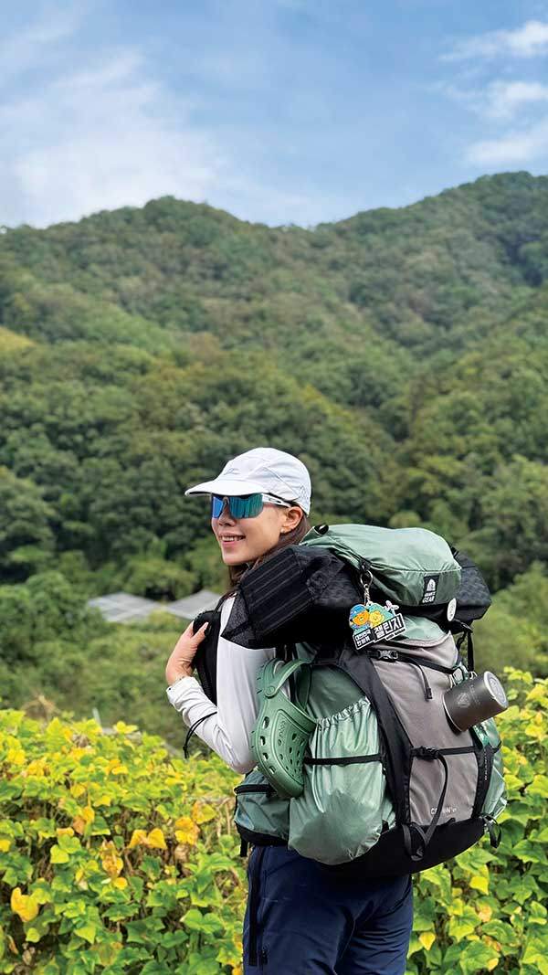 백패킹 모드로 운행 중일 때 장비 착장 모습. 상황과 코스에 따라 백패킹으로 갈지, 트레킹 혹은 트레일러닝으로 갈지 잘 결정하면 한결 쾌적하게 완주할 수 있다.