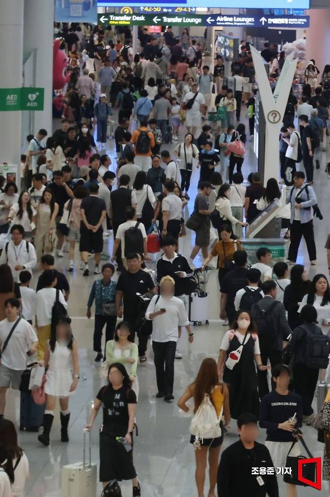 추석 연휴를 하루 앞둔 13일 인천국제공항 제1여객터미널 면세구역에는 연휴기간 해외여행을 떠나는 인파들로 붐비고 있다. 사진=조용준 기자 jun21@
