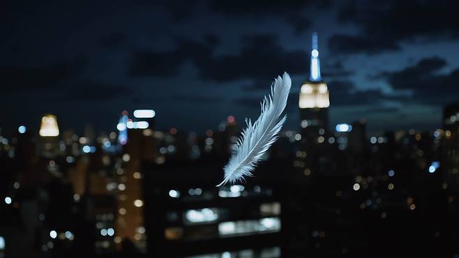 AI영화 '엠호텔'의 한 장면. 한 올 한 올 실감이 전해지는 깃털이 바람을 타고 날아다니는 듯 보여준다. (이 정도는 굳이 AI를 쓰지 않아도 구현이 가능한지라 전 별 감흥이 없었어요) /CJ ENM