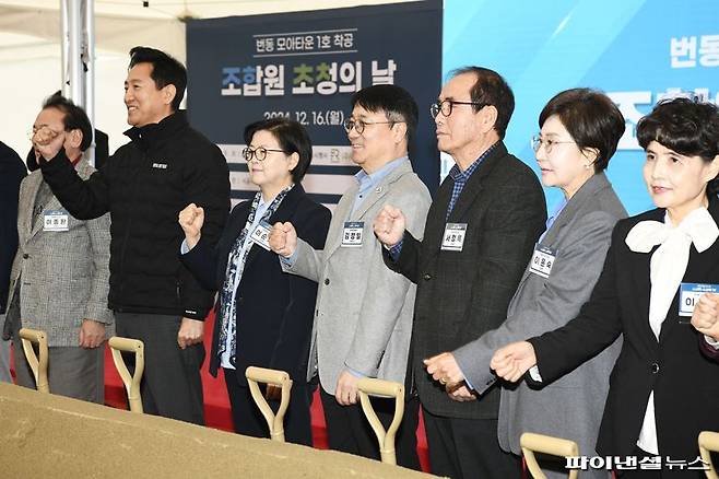 지난 16일 서울 강북구 번동에서 진행된 '번동 모아타운 1호 착공 조합원 초청의 날' 행사에서 오세훈 서울시장, 이순희 강북구청장, 김정일 코오롱글로벌 대표이사 사장(왼쪽 두번째부터) 등 참석자들이 기념촬영을 하고 있다. 코오롱글로벌 제공
