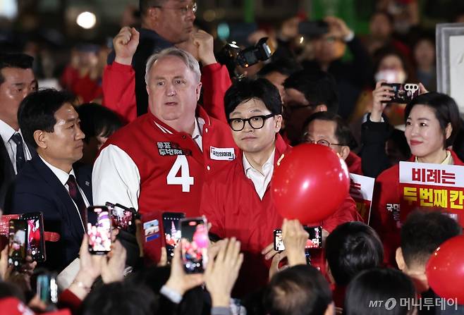 (서울=뉴스1) 구윤성 기자 = 제22대 총선을 하루 앞둔 9일 한동훈 국민의힘 비상대책위원장 겸 총괄 선거대책위원장과 인요한 국민의미래 선거대책위원장이 서울 청계광장에서 열린 마지막 유세에 참석하고 있다. 2024.4.9/뉴스1 Copyright (C) 뉴스1. All rights reserved. 무단 전재 및 재배포, AI학습 이용 금지. /사진=(서울=뉴스1) 구윤성 기자