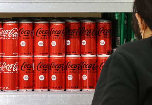 서울 한 대형마트 매대에 코카콜라가 진열돼 있다. 연합뉴스