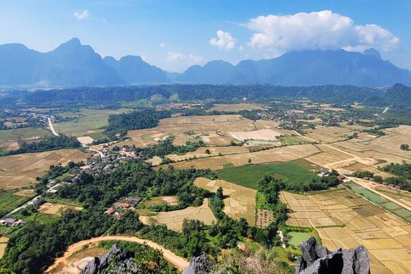 방비엥의 전경을 한눈에 내려다볼 수 있는 파응언산 정상 / 혜초여행