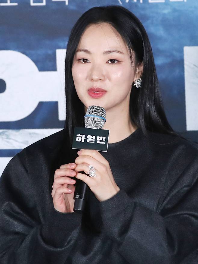 배우 전여빈이 18일 서울 용산구 CGV용산아이파크몰에서 열린 영화 ‘하얼빈’(감독 우민호) 언론 시사회에 참석해 인사말을 하고 있다. (사진=뉴스1)